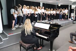 Frau Bredthauer mit ihrem Chor