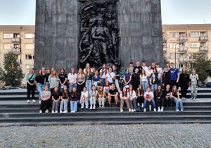 Gruppenfoto Warschauer Ghetto-Ehrenmal