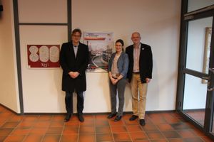 Schulleiter Herr Hunfeld mit Lehrerin Annette Stüber und Herrn Dr. Waibel von der Universität Hamburg