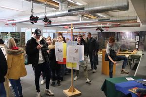 Ein rotes Netz überspannt die ganze Ausstellung und verdeutlicht so die Bedeutung der Ameise in unserer vernetzten Lebenswelt