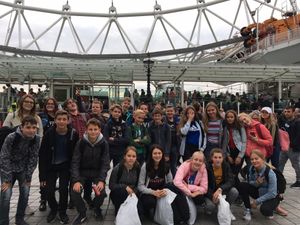 Die KGS-Sprachreisengruppe vor dem London Eye
