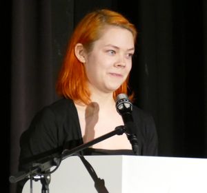 Emma Charlotte bewegt mit ihrer Rede zum Wirken Hunfelds als Schulleiter und Musiklehrer.