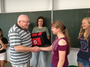 Der Neustädter Bürger Herr Wesemann schenkt dem Schulsanitätsdienst eine neuwertige Sanitätertasche