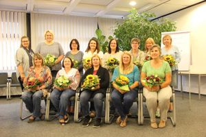 Legende zum Foto:  Von links nach rechts stehend: Alexa Seidel (Didaktische Leitung), Rebecca Eitner, Christine Hintze, Regina Conte, Gudrun Schwarz, Annette Maske, Renate Kannemacher, Renate Burkhardt (Schulsachbearbeiterin)  sitzend: Andrea Rau, Carola Wessels, Dörthe Klages, Anke Schmidt, Gudrun Loosemore