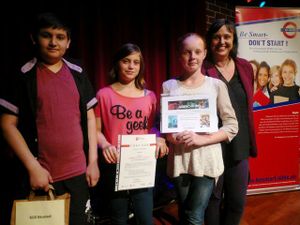 So sehen stolze Gewinner aus (von links) Edison Coli, Sarah-Michelle Voy und Michelle Sommer mit ihrer Klassenlehrerin Frau Hölzchen