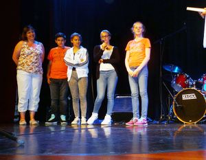Von links Frau Hölzchen, Edison Coli, Jessica Bauer, Sarah Voy und Michelle Sommer.