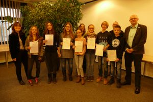 Übergabe der Urkunden für die Teilnahme an der deutschen Jugendakademie durch Frau Otte, Gymnasialzweigleiterin an der KGS Neustadt