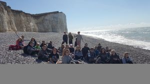 Einige Schülerinnen und Schüler an Eastbourne's coastline